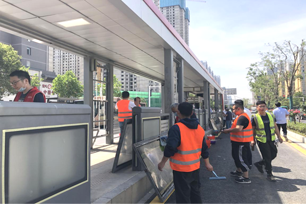 中共鄭州赫喆文化傳播有限公司黨支部組織學(xué)習“三項工程一項管理”實(shí)施意見(jiàn)開(kāi)展“BRT站臺環(huán)境設施改造”主題活動(dòng)