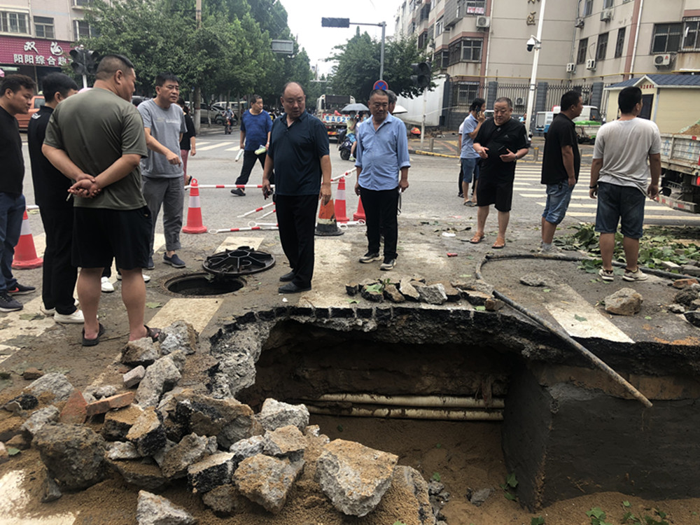 鄭州建投通訊管線(xiàn)有限公司開(kāi)展災后通訊管道搶修工作