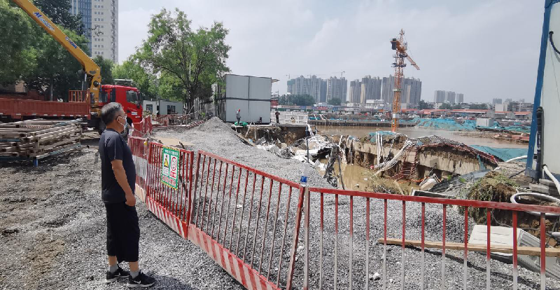 中共鄭州建投管線(xiàn)與戶(hù)外聯(lián)合黨支部共產(chǎn)黨員當先鋒 應急搶險保暢通