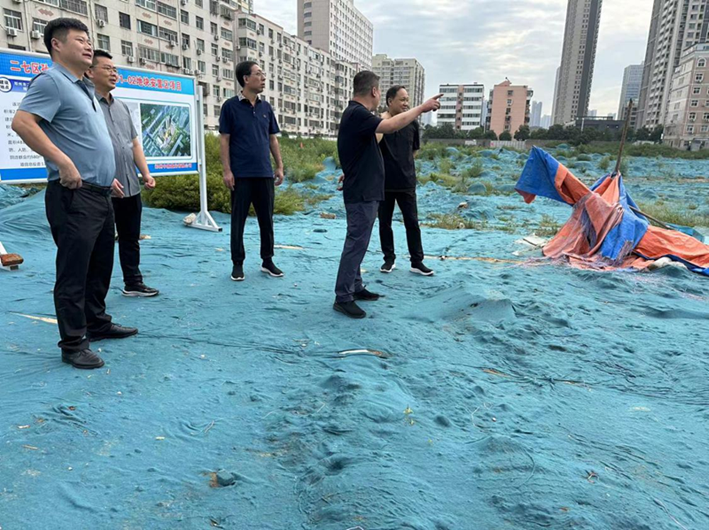 集團公司黨委委員、副總經(jīng)理張巖到侯寨新鎮區安置區調研項目建設工作