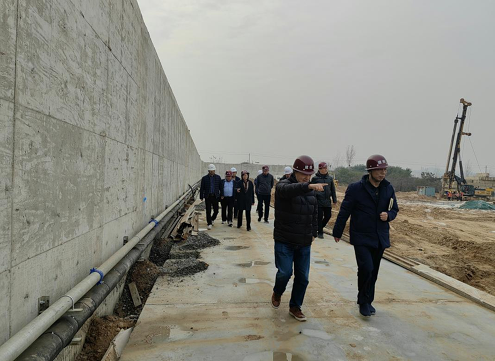鄭州市重點(diǎn)項目建設中心領(lǐng)導蒞臨鄭州市第六十七高級中學(xué)項目檢查指導