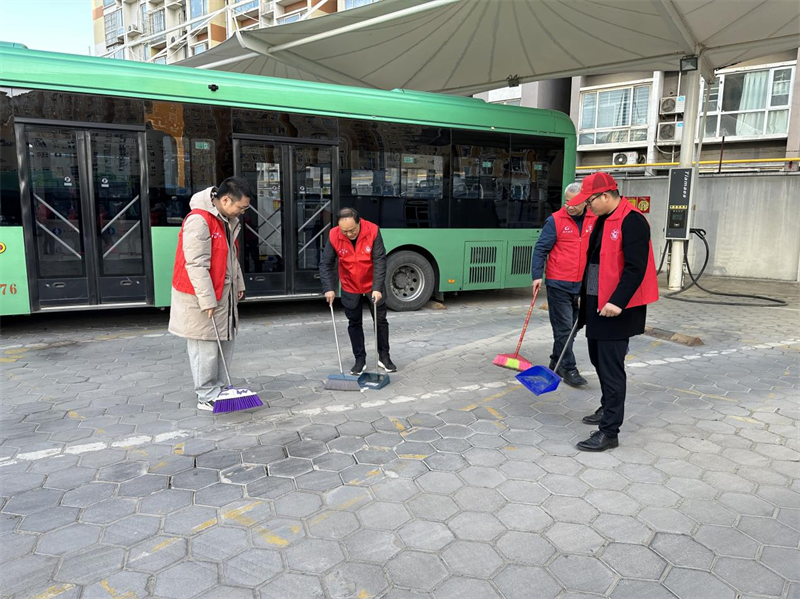 赫喆黨支部到美景社區開(kāi)展“雙報到”暨公交場(chǎng)站清潔行動(dòng)