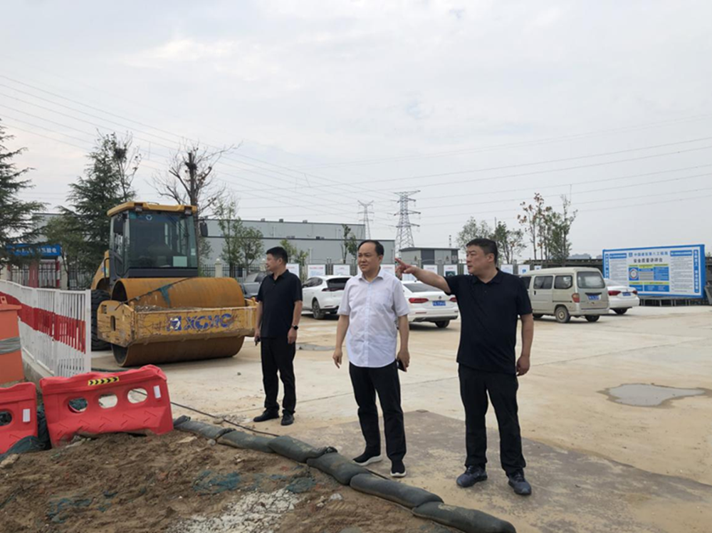 鄭州市建設投資集團有限公司黨委委員、副總經(jīng)理張巖到侯寨新鎮區安置區調研項目建設工作